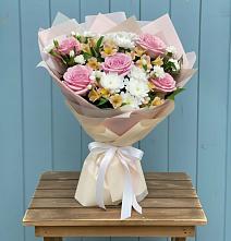 Букет цветов из:  Гвоздики, Орхидеи и Розы в Лёвинцы
