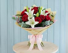 Букет цветов из:  Лилии и Розы в Лёвинцы
