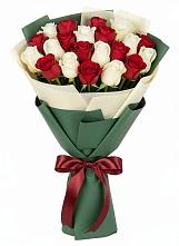 Букет Микс из красных и белых роз в Лёвинцы