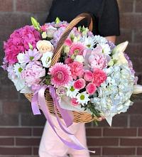 Композиция солнечный день в Лёвинцы Цветочная композиция из Розы, Хризантемы, Пионы и Лизиантусы в корзине в Лёвинцы