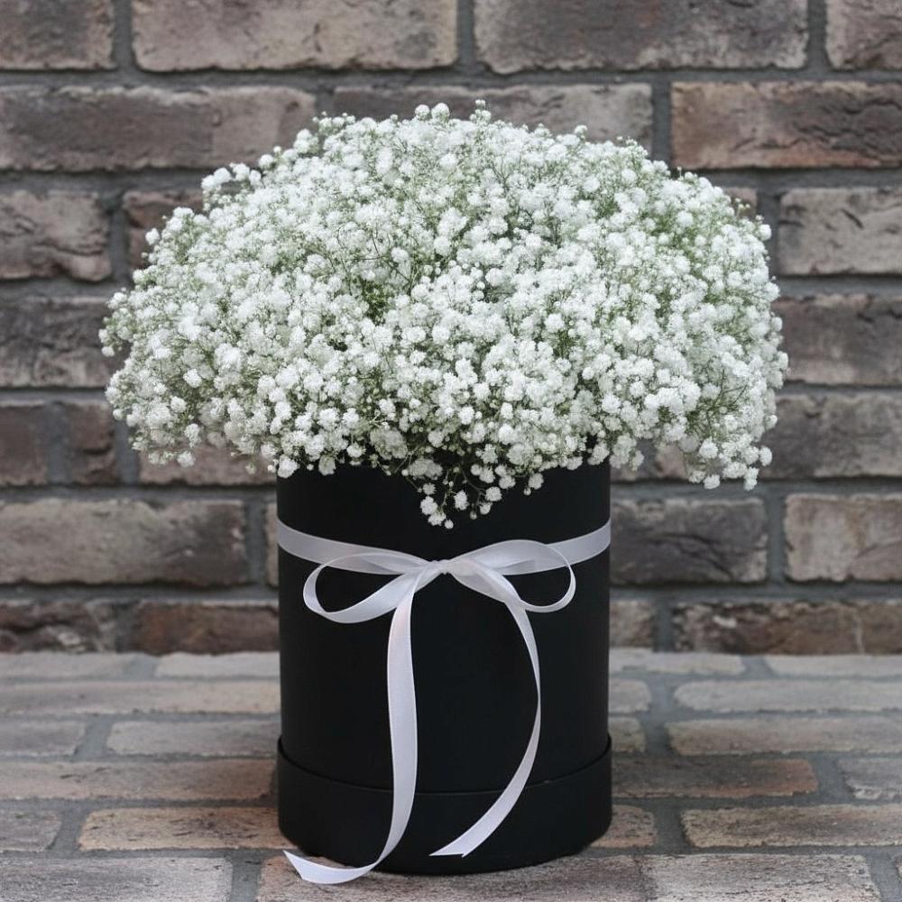 Цветочная композиция из Гипсофила в шляпной коробке в Лёвинцы