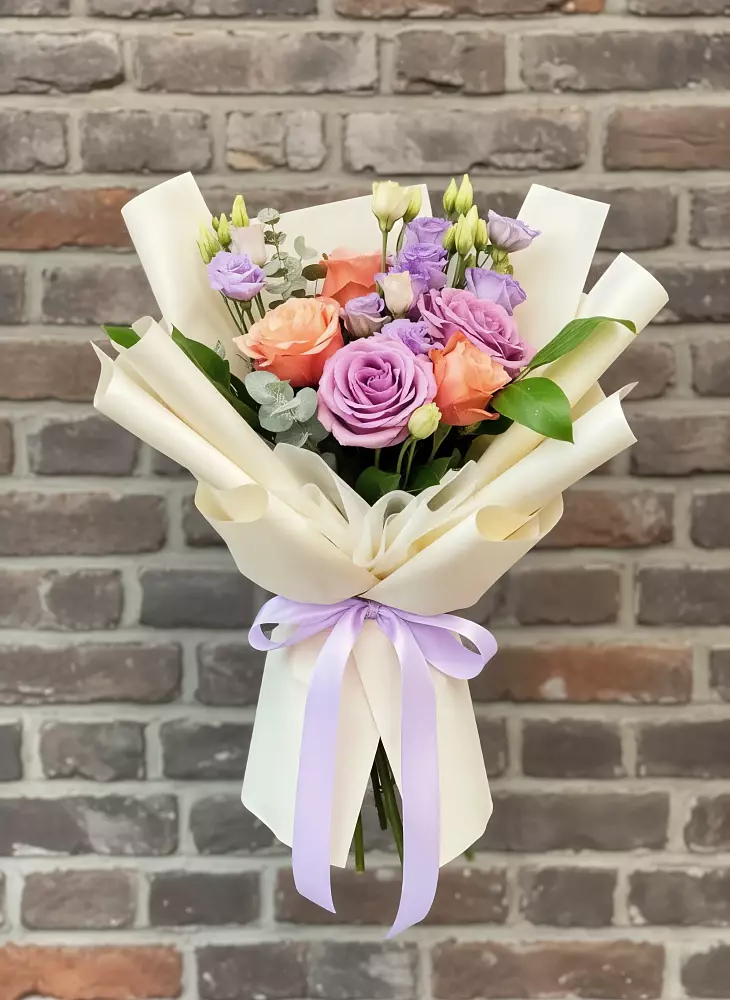 Букет цветов из: Лизиантусы и Розы в Лёвинцы