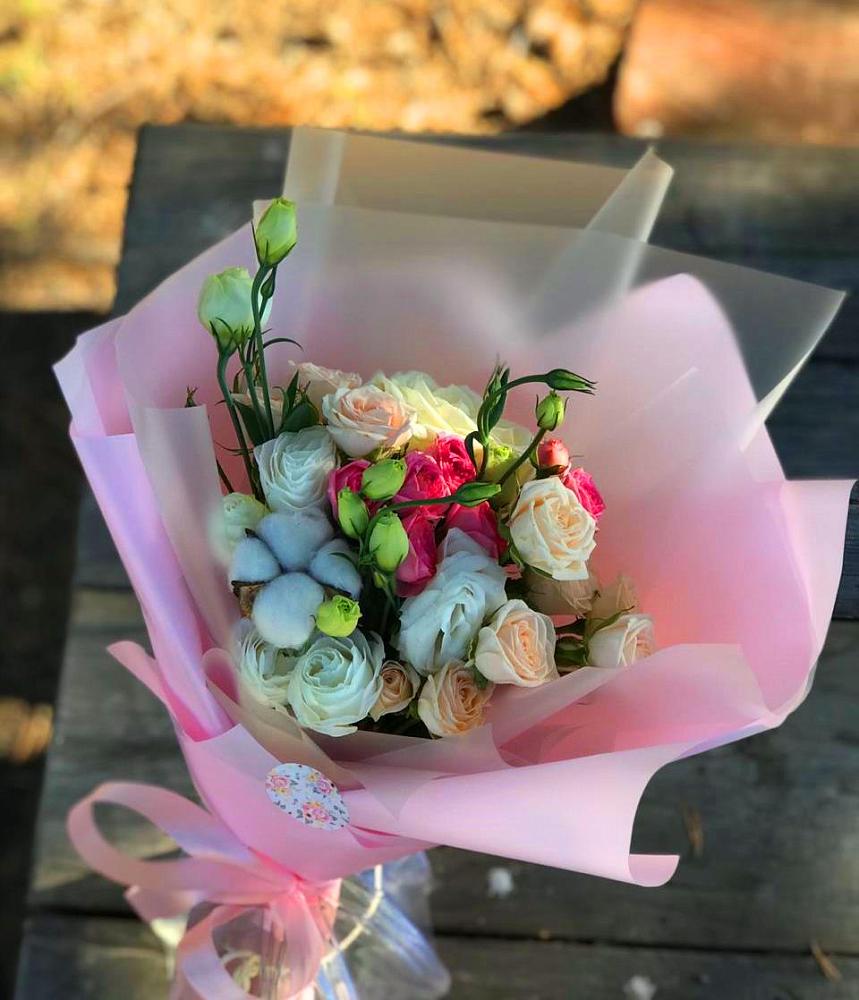 Букет цветов из: Розы и Лизиантусы в Лёвинцы