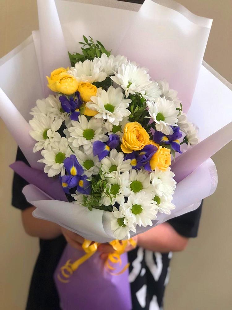 Букет цветов из: Ирисы, Хризантемы и Розы в Лёвинцы