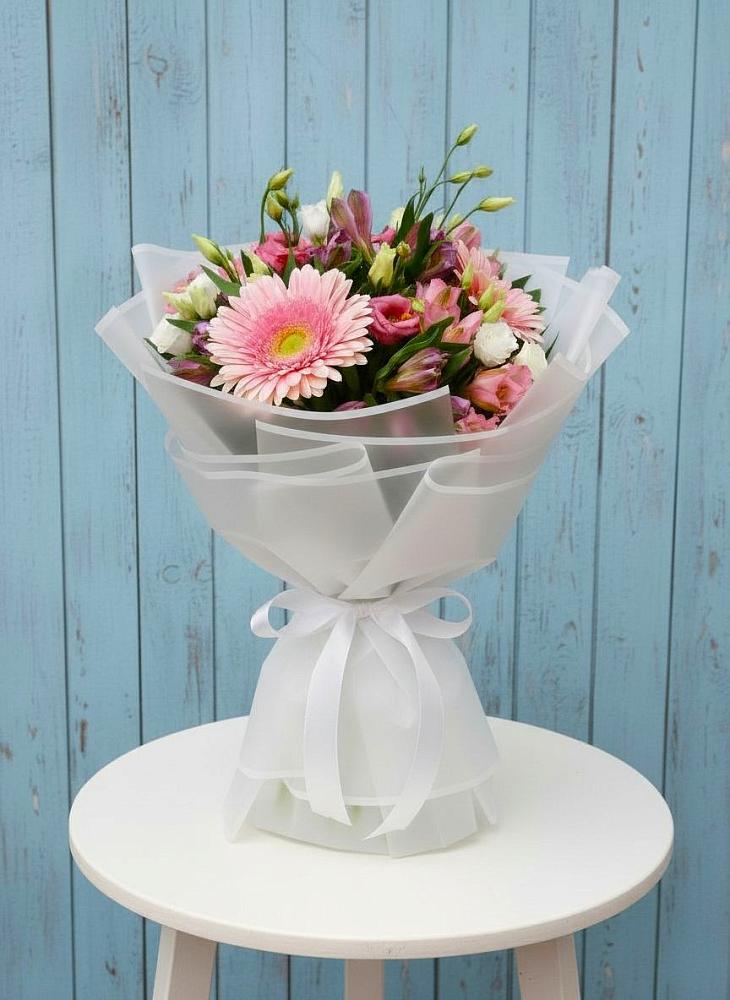 Букет цветов из: Герберы, Альстромерии и Лизиантусы в Лёвинцы