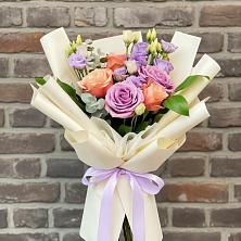 Букет цветов из:  Лизиантусы и Розы в Лёвинцы