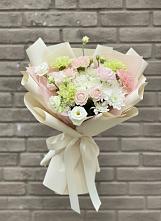 Букет цветов из:  Гвоздики, Розы, Лизиантусы и Хризантемы в Лёвинцы