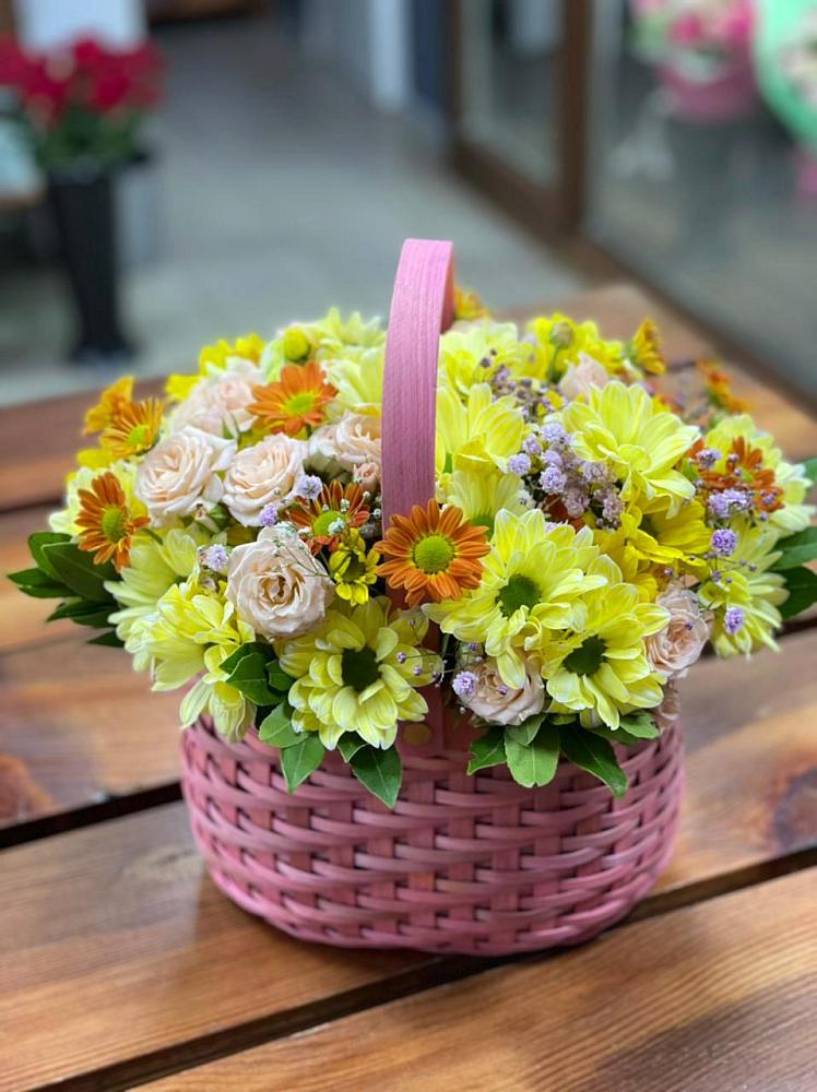 Цветочная композиция из Хризантемы и Розы в корзине в Лёвинцы