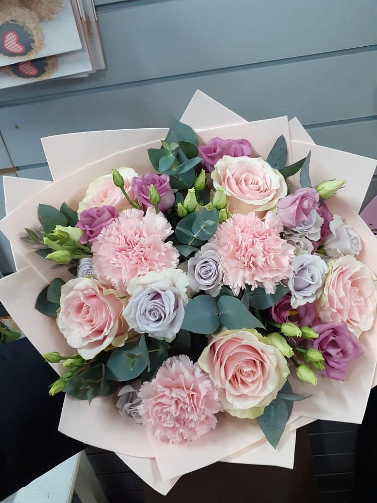 Букет цветов из: Розы, Гвоздики и Лизиантусы в Лёвинцы