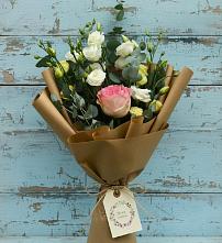 Букет цветов из:  Розы и Лизиантусы в Лёвинцы