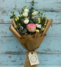 Букет цветов из:  Розы и Лизиантусы в Лёвинцы