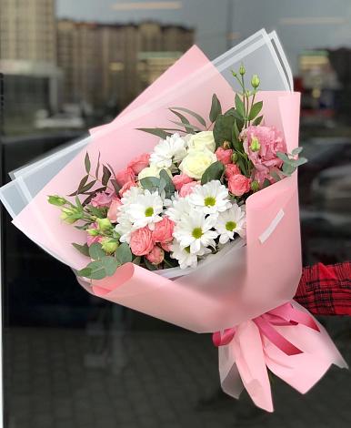 Букет цветов из: Розы, Лизиантусы и Хризантемы в Лёвинцы