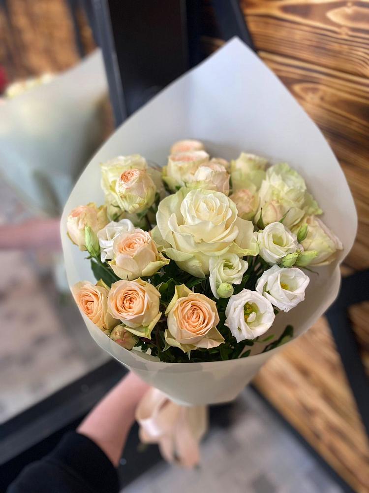 Букет цветов из: Розы и Лизиантусы в Лёвинцы