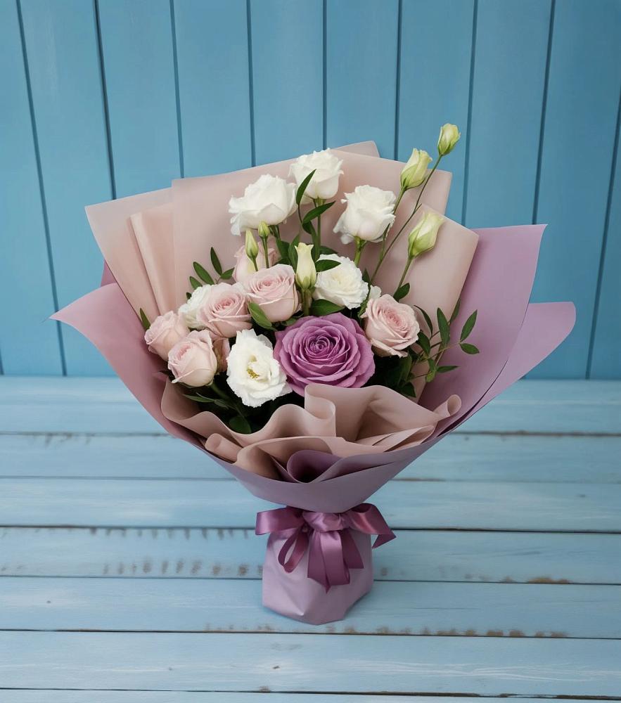 Букет цветов из: Розы и Лизиантусы в Лёвинцы